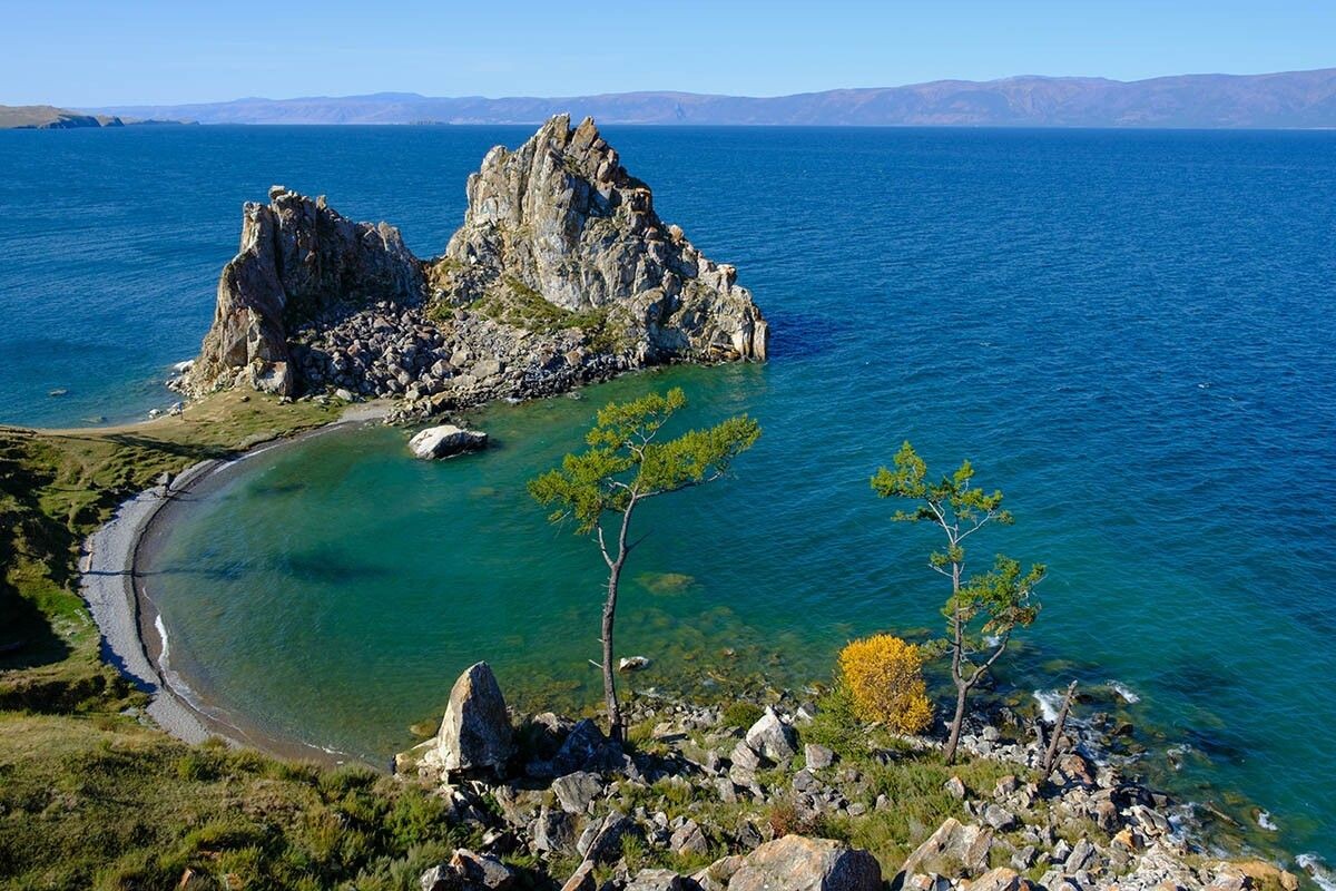 Скала Шаманка на Байкале