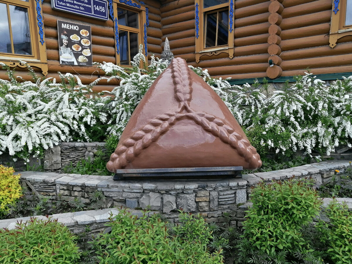 Памятник эчпочмаку в Казани. Источник — dzen.ru/pa_myatnik