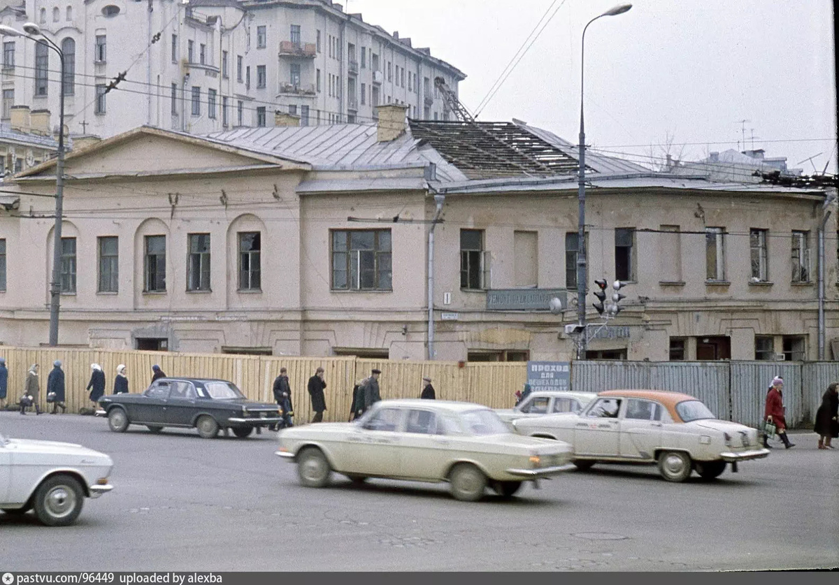 Здание между Пречистенкой и Остоженкой, 1972. Незадолго перед сносом. С сайта www.pastvu.com.