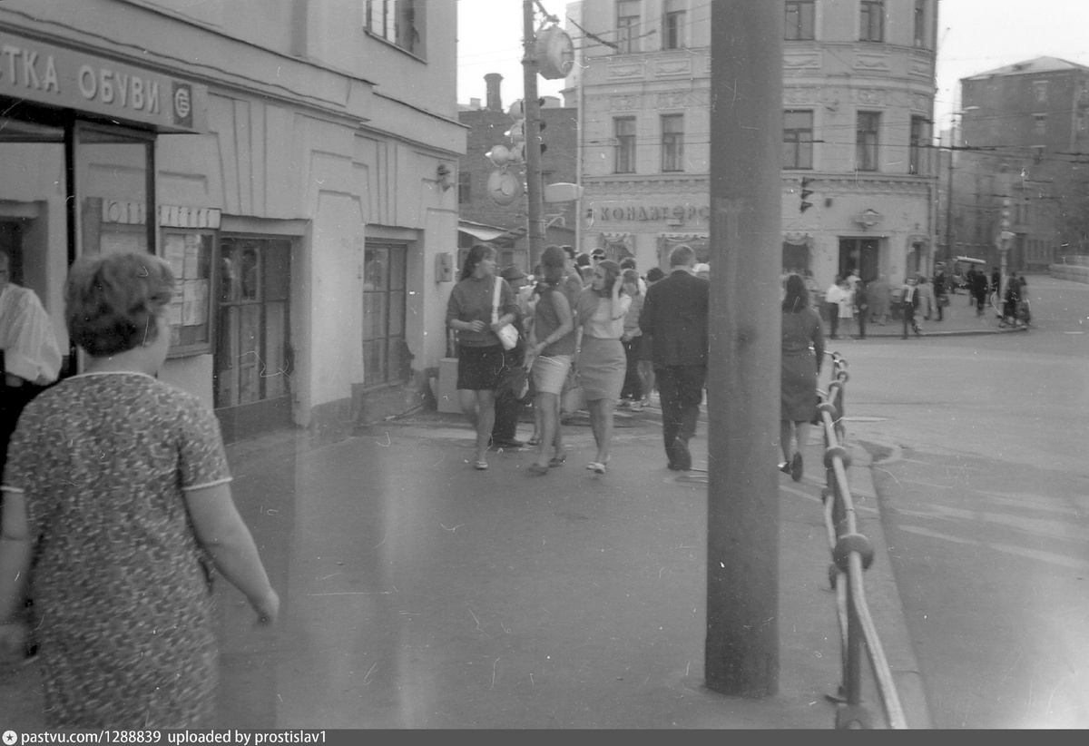 Здание вблизи. Вид в сторону Гоголевского бульвара, 1969-1970. С сайта www.pastvu.com.