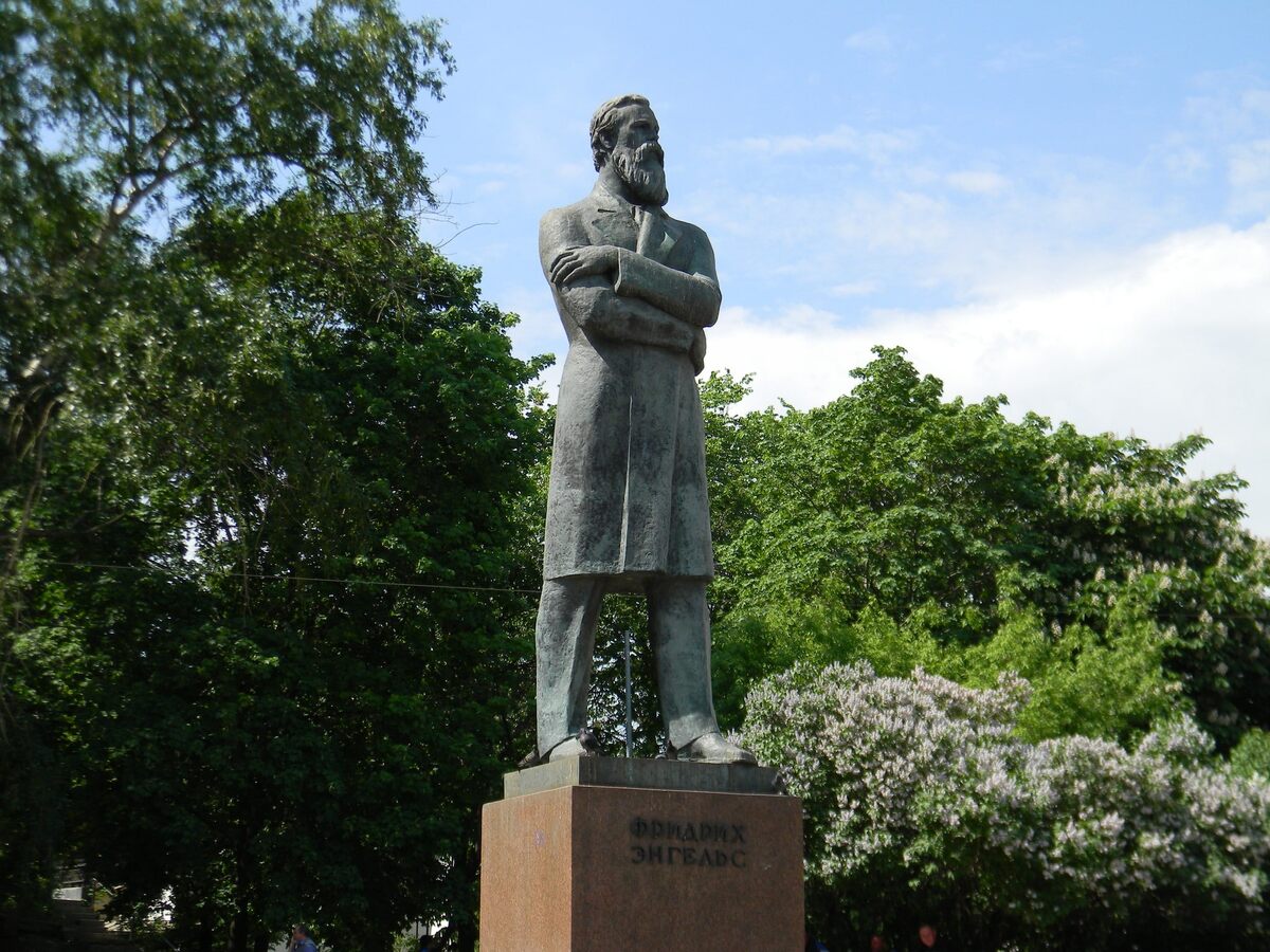 Памятник Фридриху Энгельсу на площади Пречистенские ворота. Фото отсюда: https://biographe.ru
