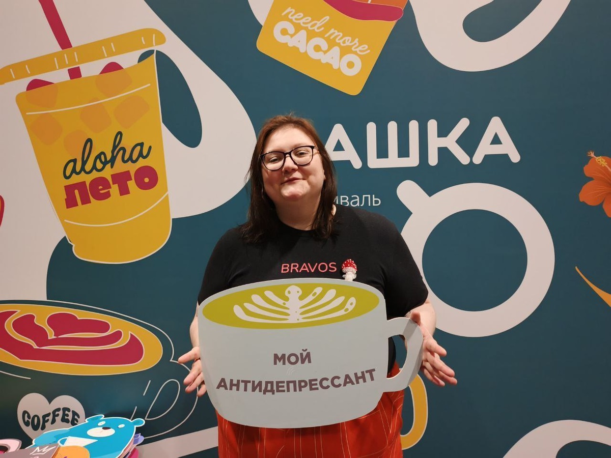 Такая радостная, будто вовсе не неловко. 