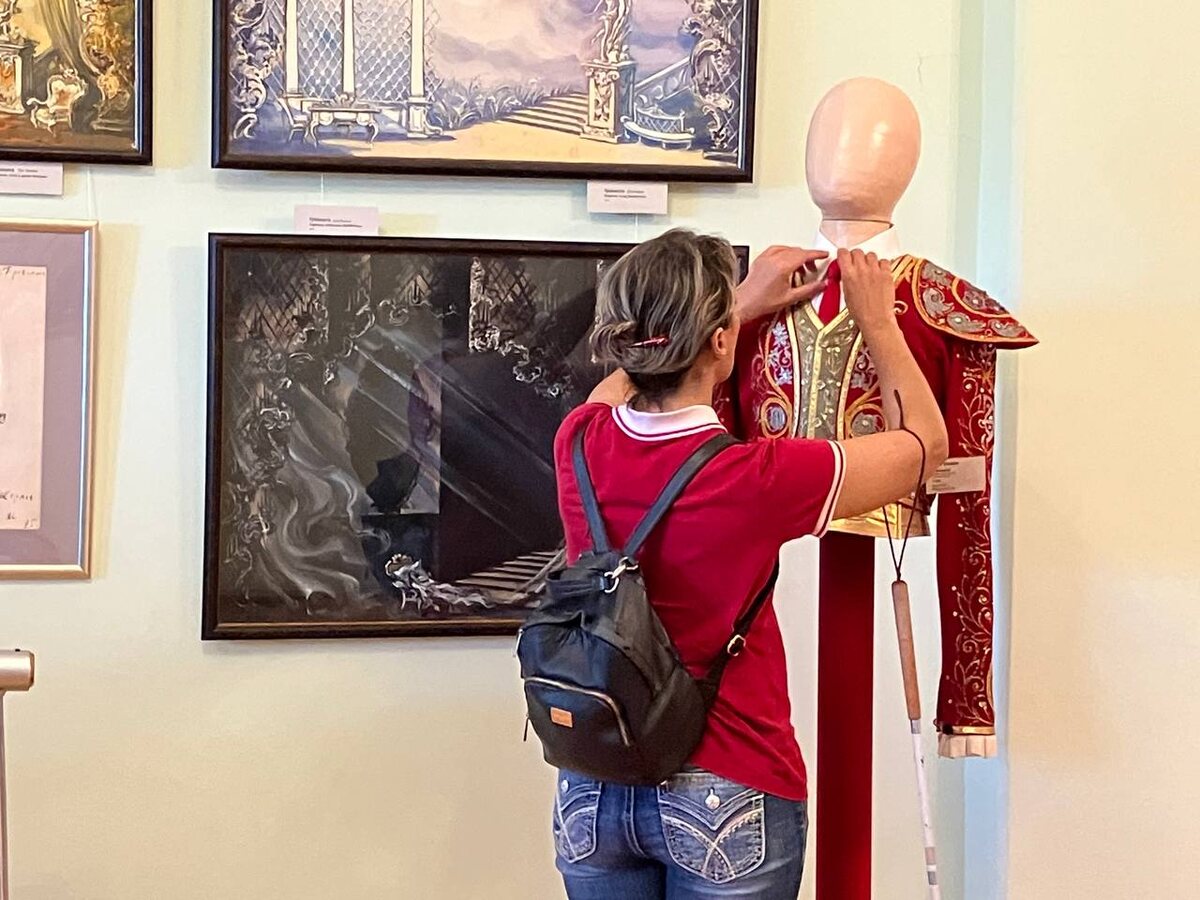 На экскурсии зрителям показали эскизы костюмов и декораций к новой постановке 2025 года.