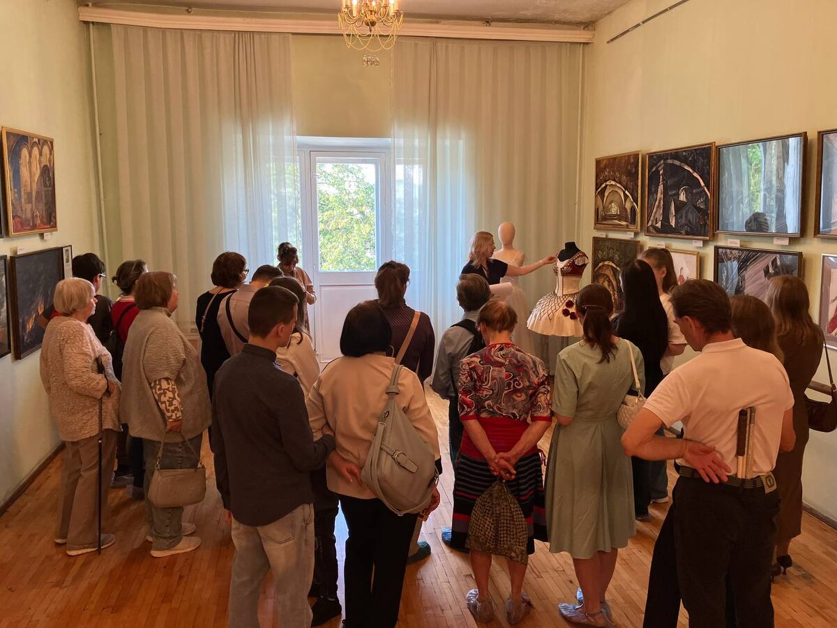 Погружение в мир балета началось с экскурсии: костюмы, эскизы, закулисье – и тифлокомментирование для особенной аудитории.
