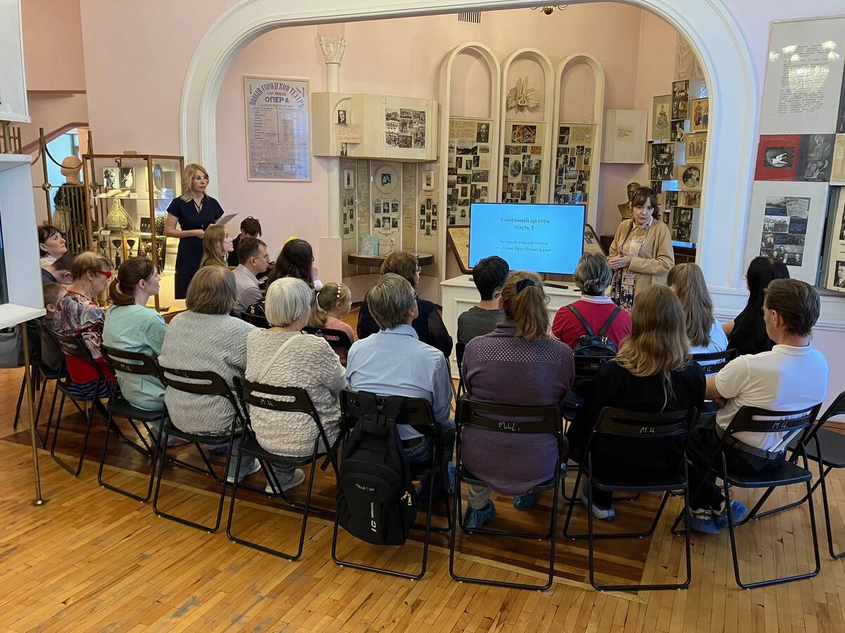 Погружение в мир балета началось с экскурсии: костюмы, эскизы, закулисье – и тифлокомментирование для особенной аудитории