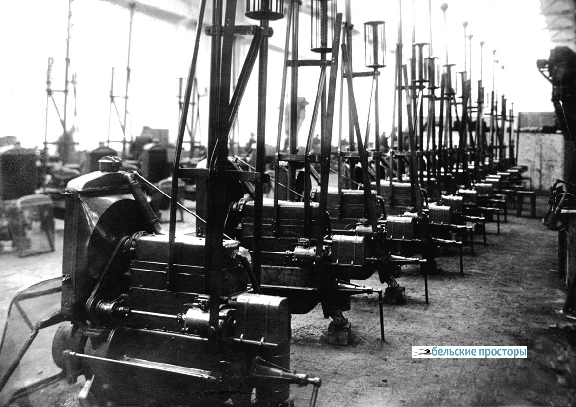 Серия собранных и испытанных У-5 в сборочном цехе УМЗ перед отправкой. Ноябрь 1936 г.