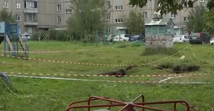     Жители улицы Щорса в Красноярске жалуются на большой провал во дворе