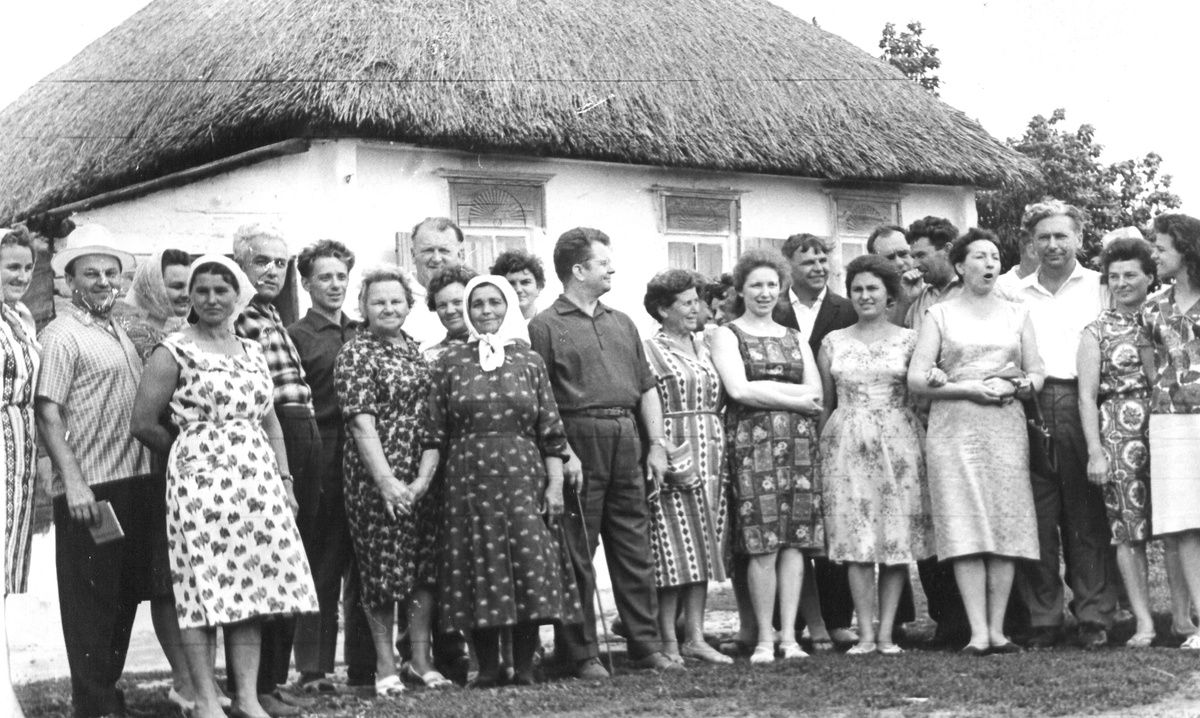 Участники делегации из ГДР у дома Шолохова в х. Кружилинском. 1965 г.