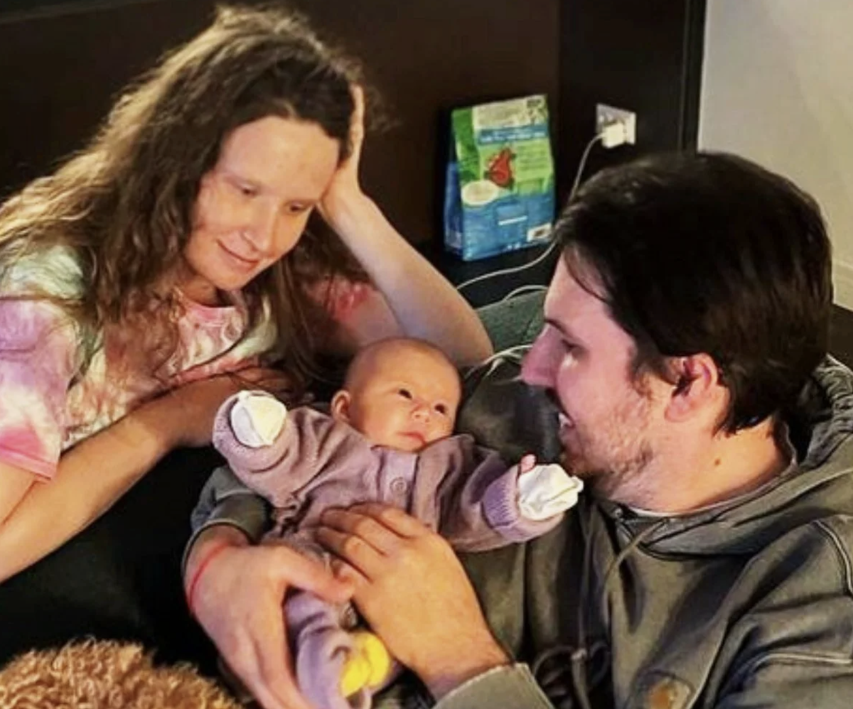 Иноагент Монеточка с мужем и дочкой