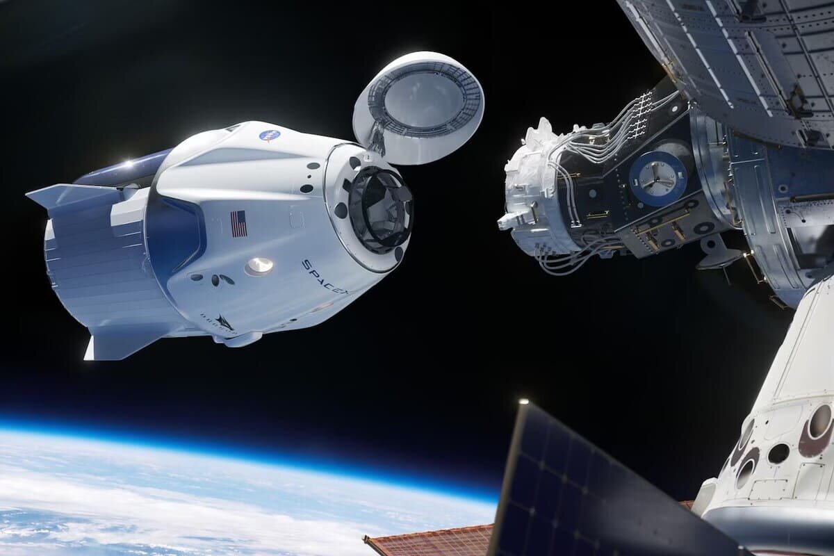    Художественная иллюстрация стыковки космического корабля Crew Dragon компании SpaceX с Международной космической станцией (МКС) / © NASA
