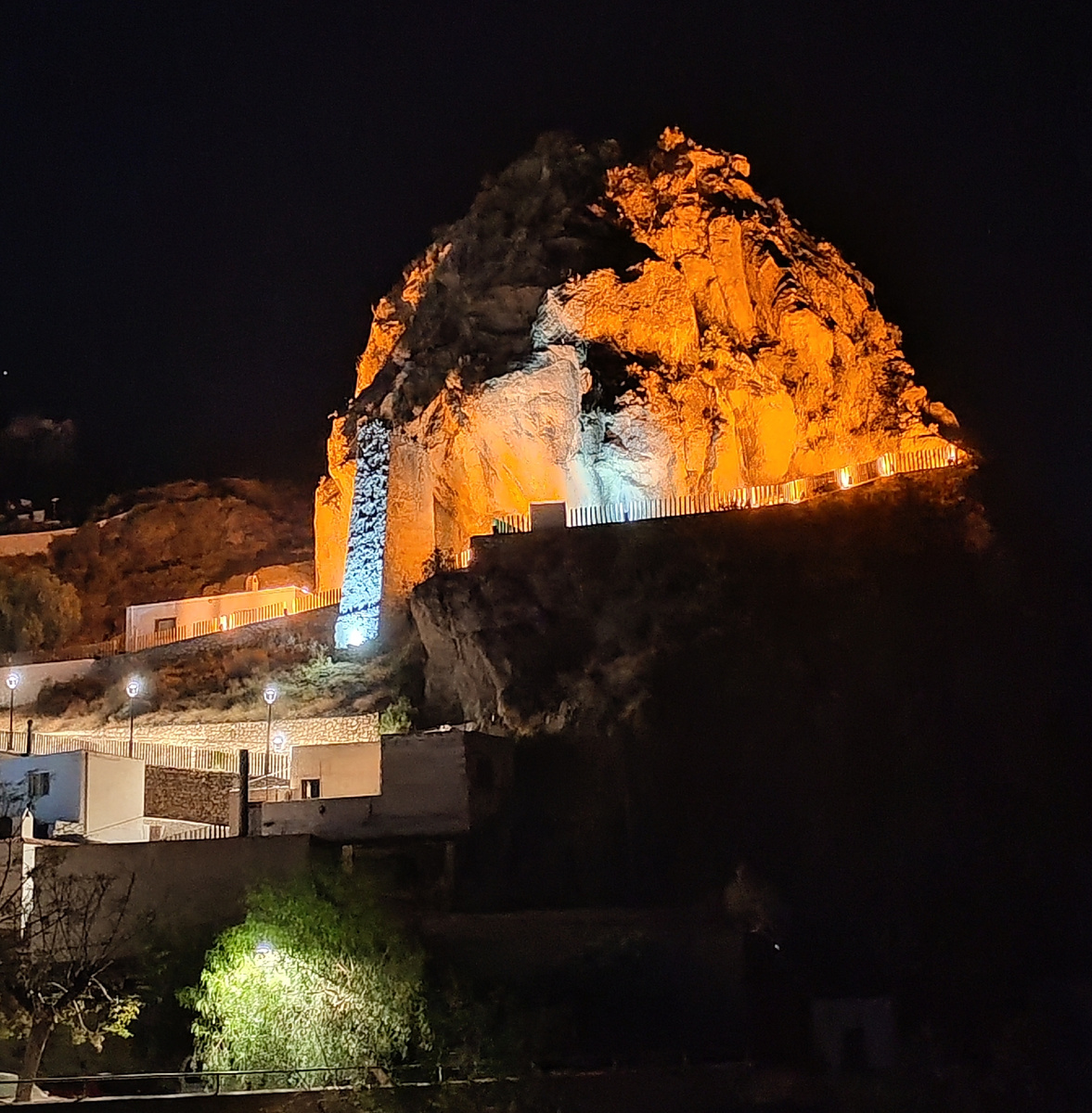 Подсвеченная гора