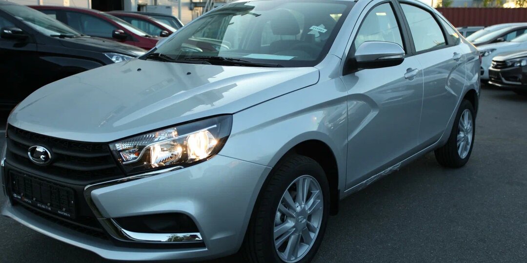 «Заберите это ведро!»: менеджер автосалона раскрыл, почему от новых Lada избавляются через год. Соколову пора что-то менять