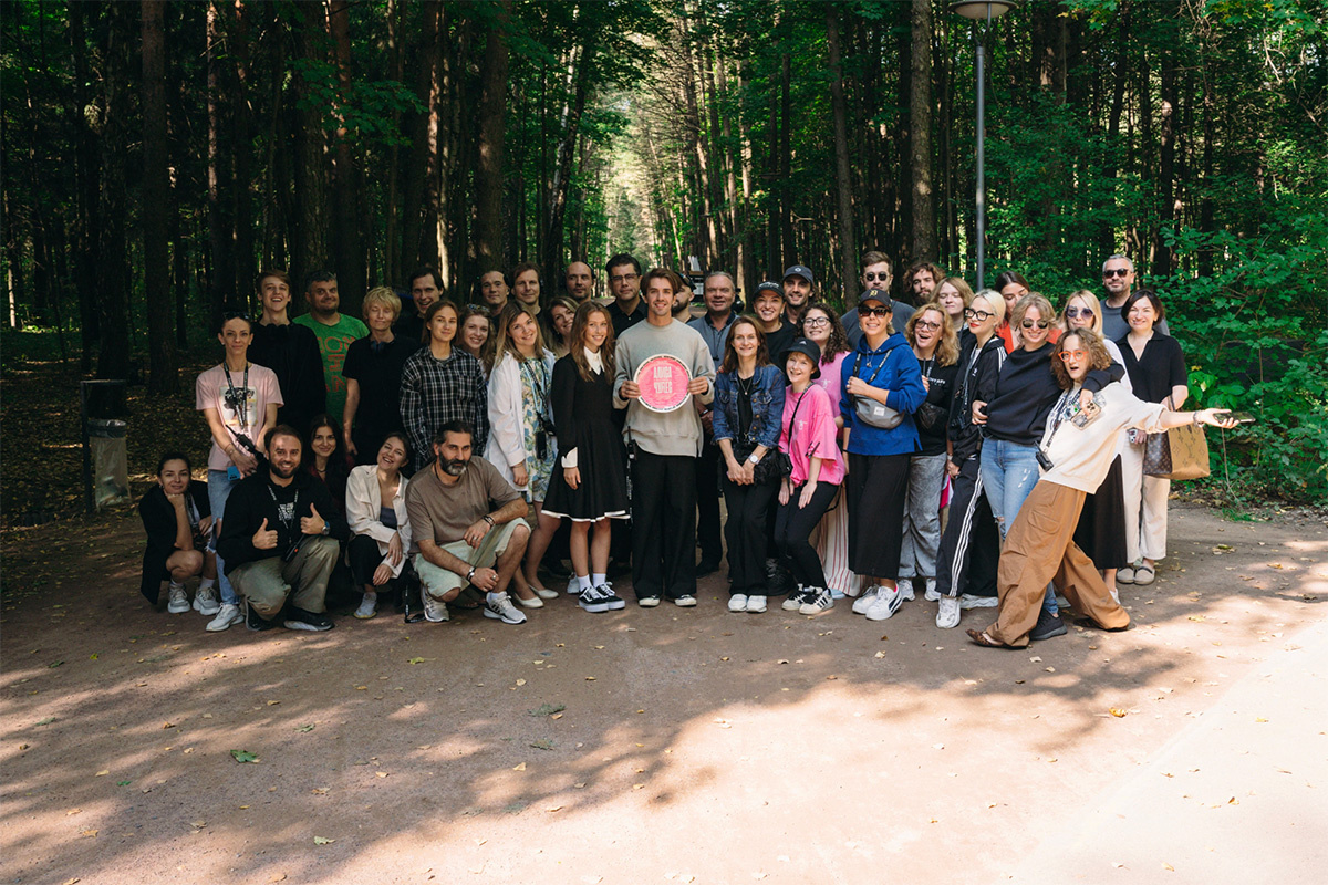 KION / МТС Медиа📷Кадр со съемок фильма «Алиса в Стране чудес»