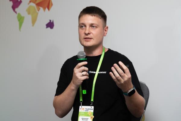 TLDCON 2025. На фо­то: ру­ково­дитель проек­та "Бит­рикс24 // Уни­вер­си­тет" Ев­ге­ний Ше­лен­ков