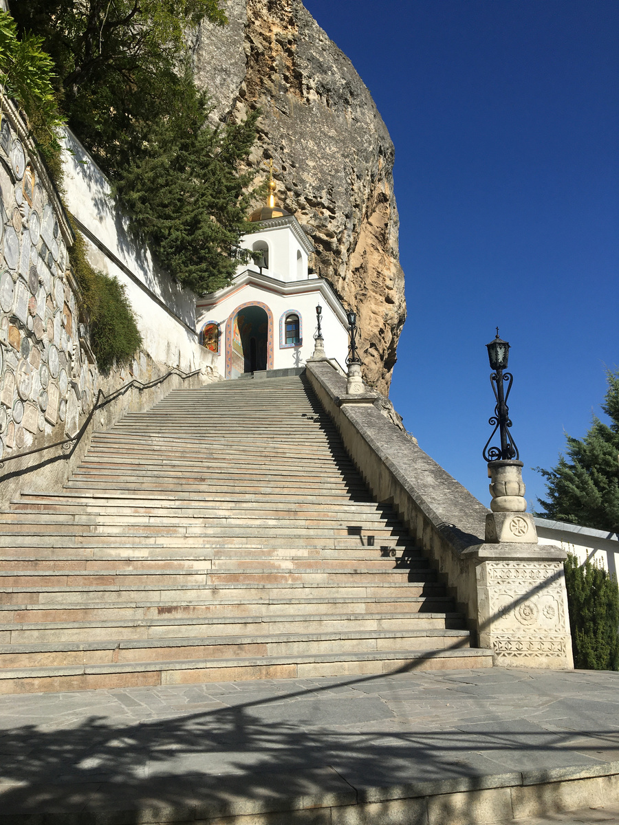 Это еще не сама церковь, это колоколенка. За ней находится площадка, где уже нельзя фотографировать, а с площадки - уже идет лесенка в церковь в скале