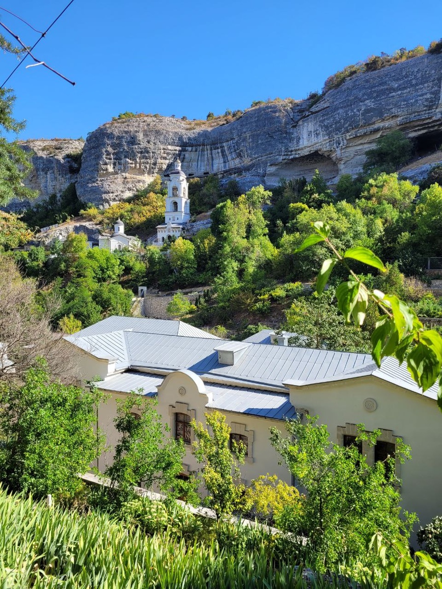 Вид на колокольню и монастырские постройки