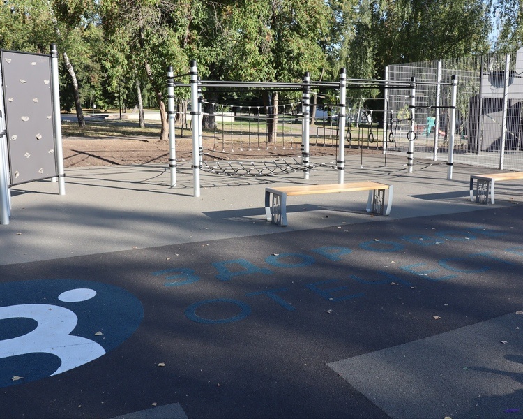     В Курске завершается создание спортплощадки в парке Дзержинского