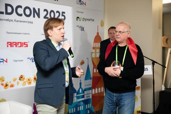 Tldcon 2025, фо­тог­раф Анас­та­сия Мак­си­мова. На фо­то: ру­ково­дитель ре­гис­тра­туры до­мена вер­хне­го уров­ня .SU Рос­сий­ско­го науч­но-ис­сле­дова­тель­ско­го ин­сти­тута раз­ви­тия об­щес­твен­ных се­тей (Рос­НИИ­РОС) Ев­ге­ний Кус­ке­вич и ди­рек­тор АНО "ЦВКС "МСК-IX" Алек­сей Пла­тонов.