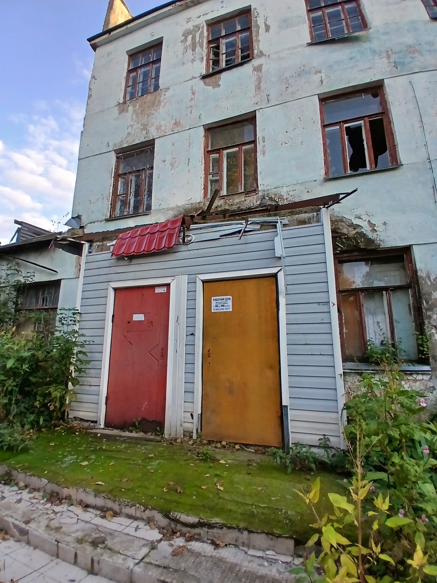 Центральный вход. профтехучилище №3, Пермь 