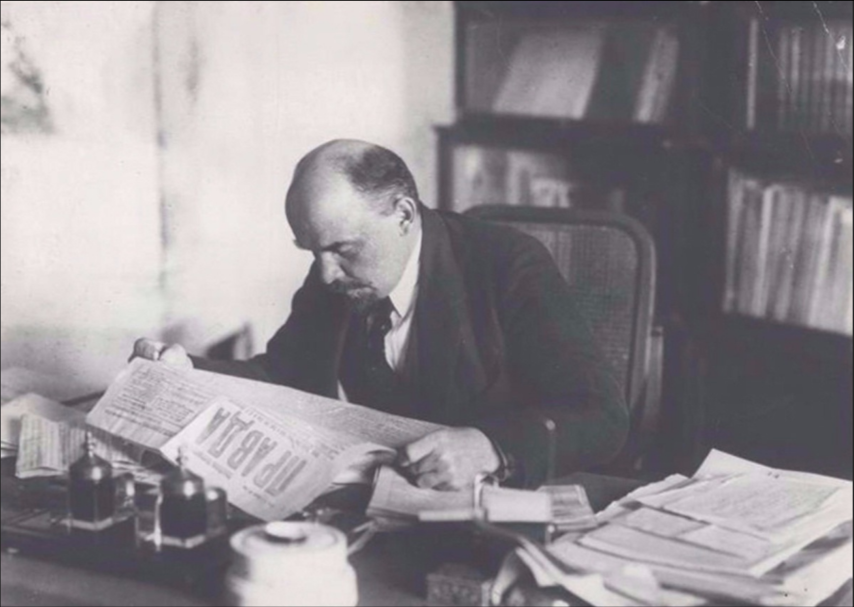 Владимир Ильич Ленин читает газету "Правда". Фото: Пётр Оцун.