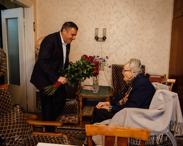     Александр Хинштейн и Андрей Малахов поздравили 102-летнего ветерана