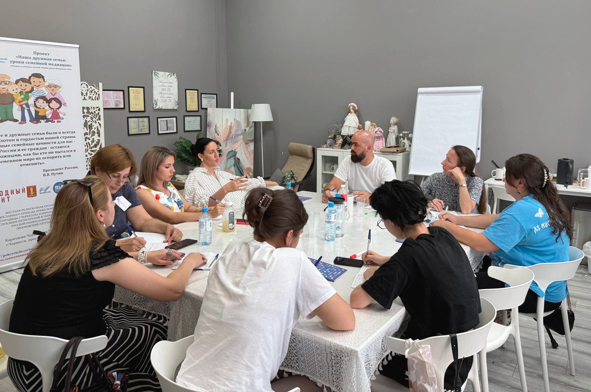 Олег Жедяев проводит занятия по курсу «Семейная медиация».