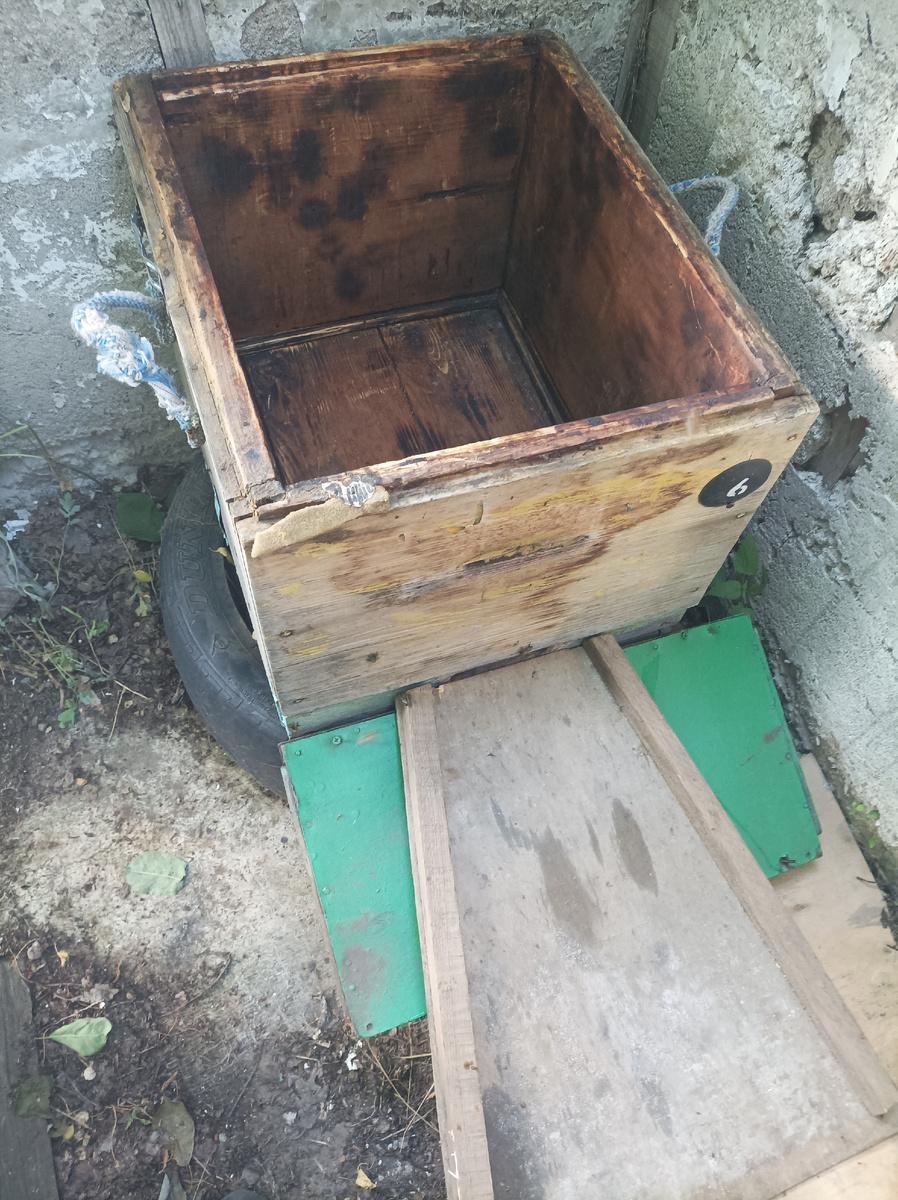 сходни подставляются к летку впритык, чтобы щель между ними и летком была минимальной