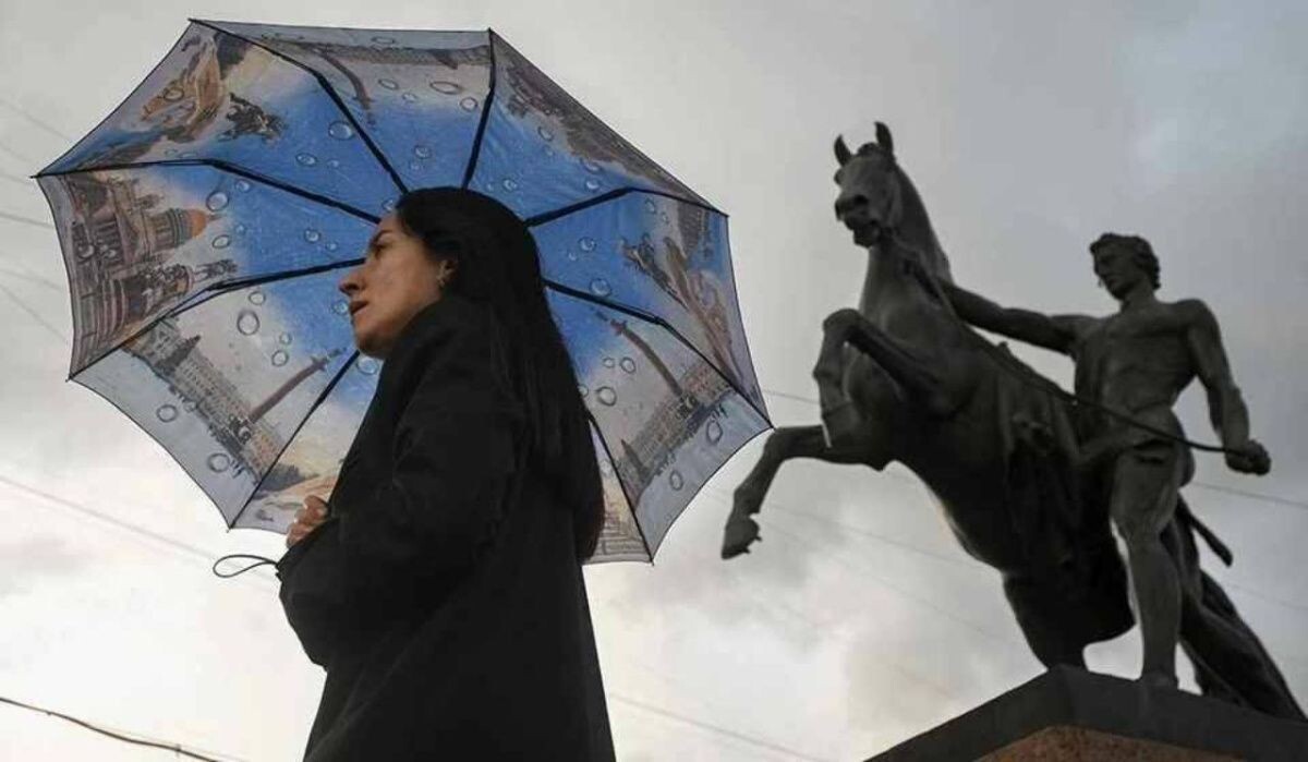     Женщина с зонтом. Источник: spb.kp.ru Автор фото: Алексей Булатов