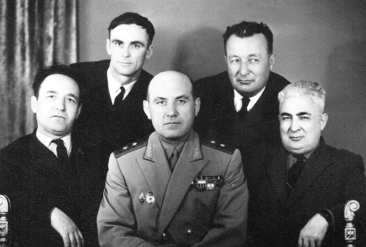 Борис Узденов в кругу друзей и единомышленников (справа в нижнем ряду), а рядом - генерал-полковник Солтан Магометов.