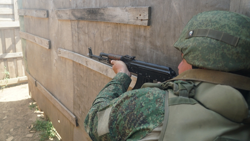    Новобранцы отрабатывают действия в условиях городской застройки Фото: Пресс-служба ЮВО
