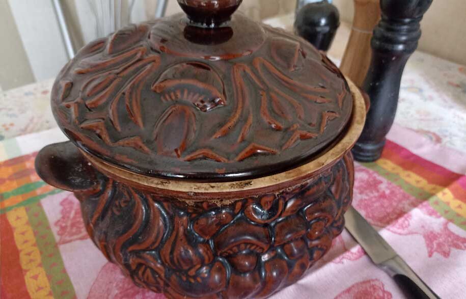 Керамический горшок.