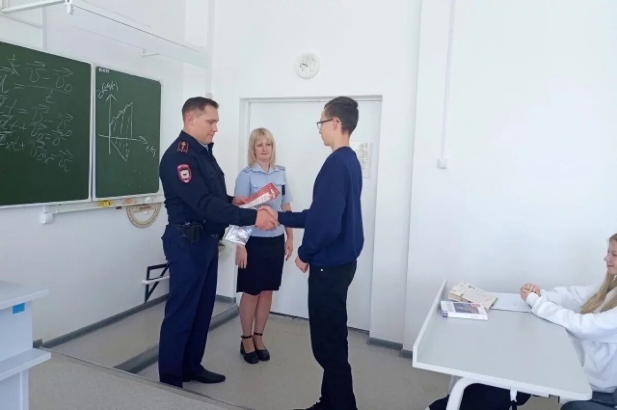    В Одоеве девятиклассников наградили за помощь в раскрытии кражи