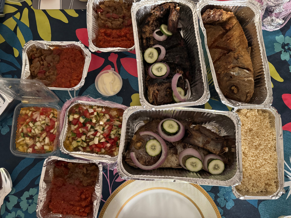 Наш заказ из марокканского ресторана. Три рыбки, приготовленные различным способом. К ним идет пикантный салат, тушеные овощи и кус кус.