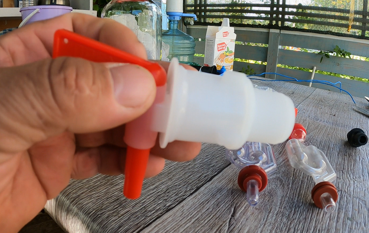 Кран и гидрозатворы