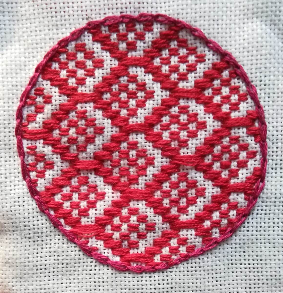 Работа автора. Мозаика составлена из красных и белых плиток величиной в одну дробнушку, две дробнушки и четыре дробнушки. Здесь полотно играет роль белых плиток.