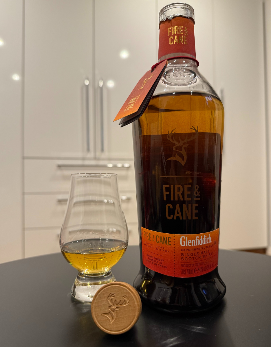 Крайне красивая бутылка, которая имеет градиентный окрас