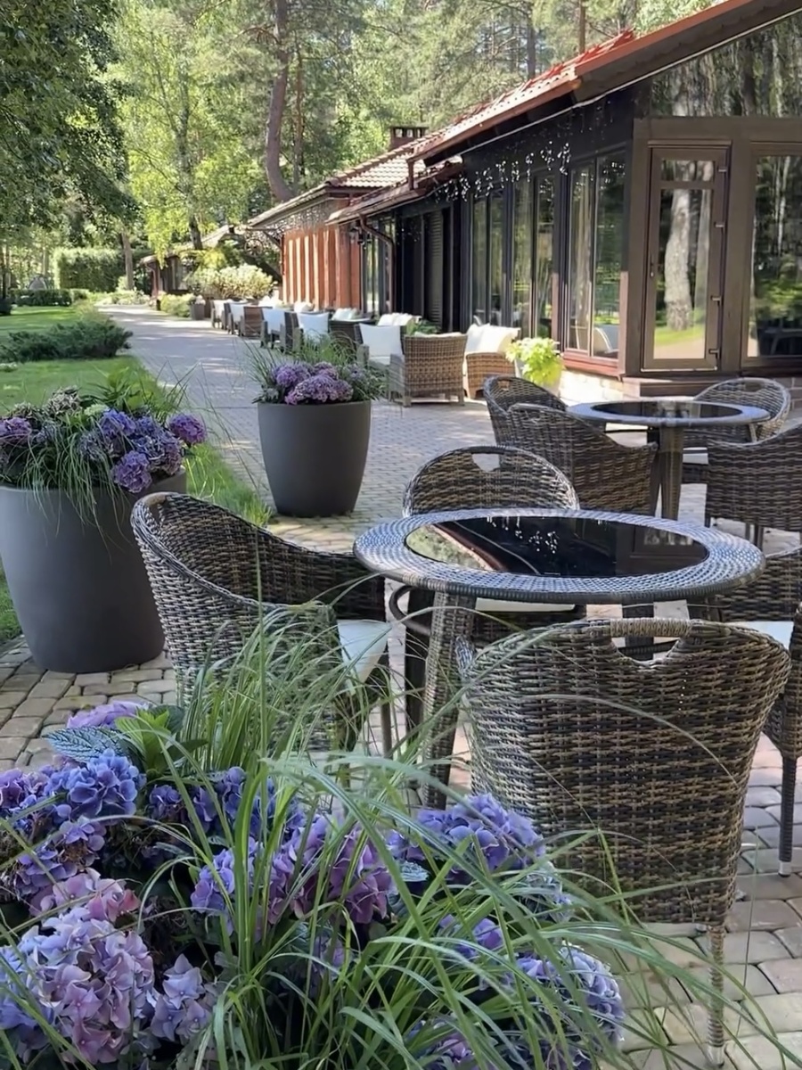 Вазон уличный пластиковый ВУКР-700 в цвете "темно-серый"