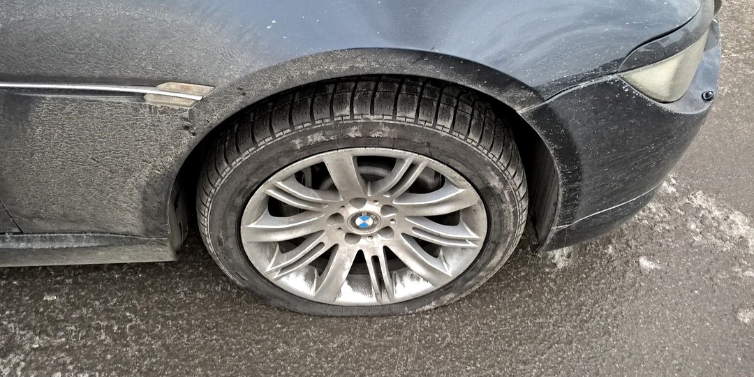 Спустило колесо, а запаски нет: что делать в такой ситуации? Рассказываю