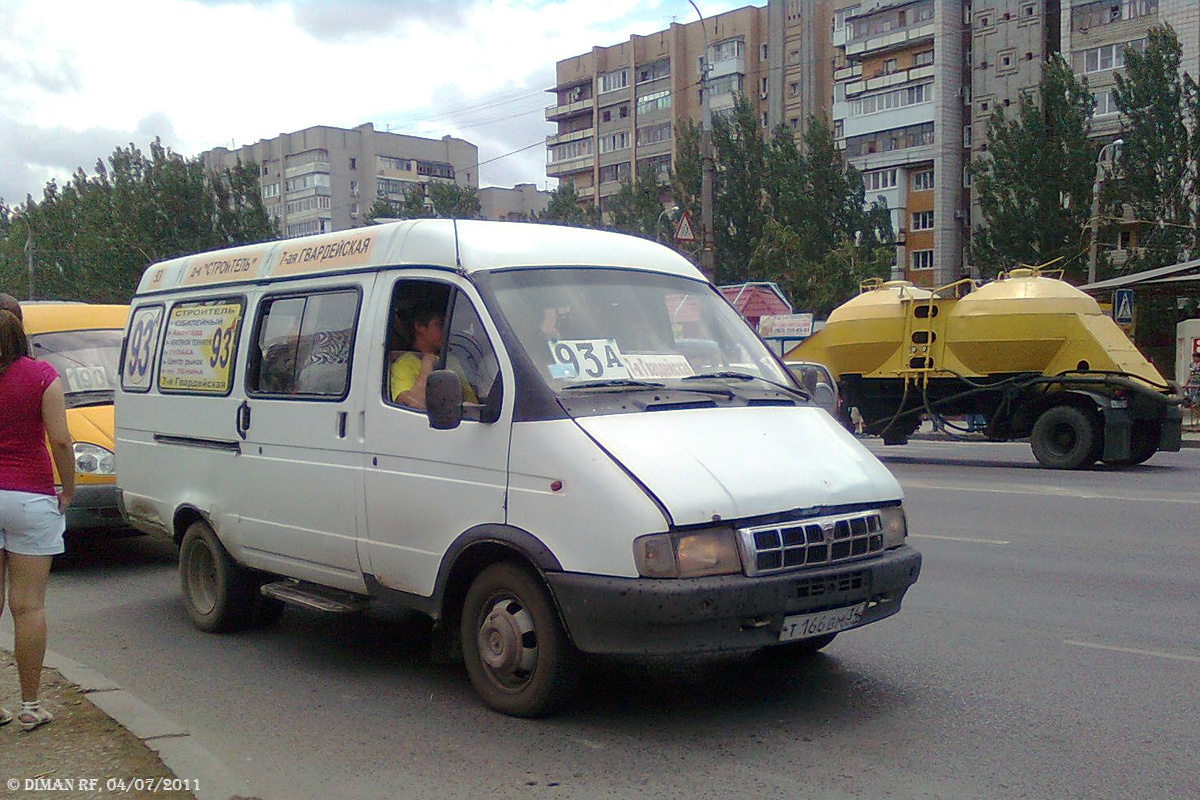 На крыше можно заметить оригинальное оформление маршрута № 93. Традиция размещать конечные на крыше почему-то в Волгограде так и не прижилась. 