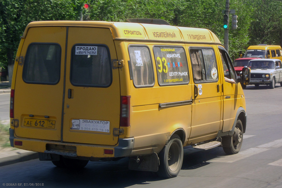 И здесь сохранилась оригинальная оклейка маршрута № 93. Лишь маленький листок напоминает, что ральный маршрут № 93а.