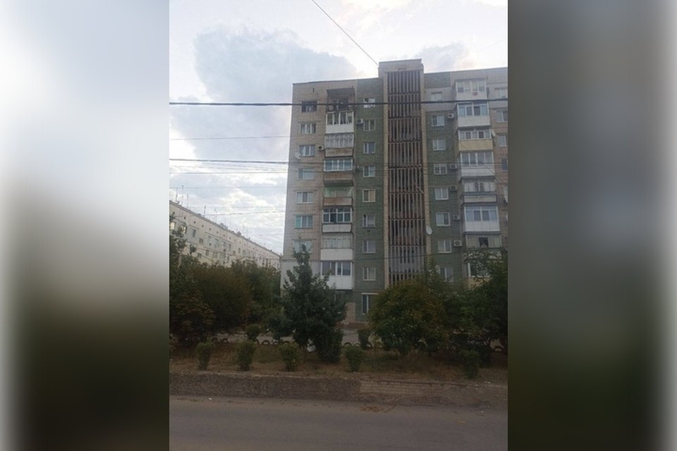    Многоквартирный дом пострадал от прилета ВСУ в Каховке. Фото: тг-канал Павла Филипчука