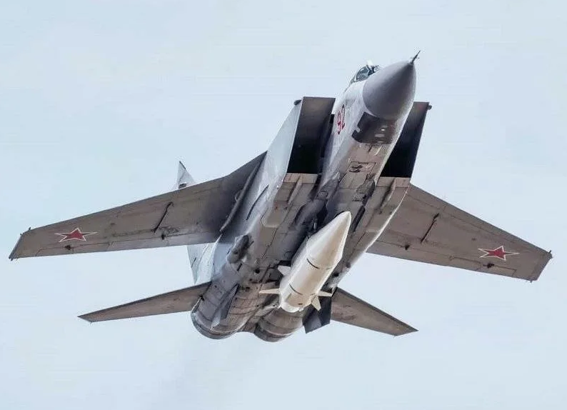 МиГ-31 с гиперзвуковой ракетой "Кинжал". Совсем не таким представляли создатели машины, но тем и силён по-настоящему хороший самолет, что имеет конструктивный резерв для реализации принципиально новых идей. Фото МО РФ