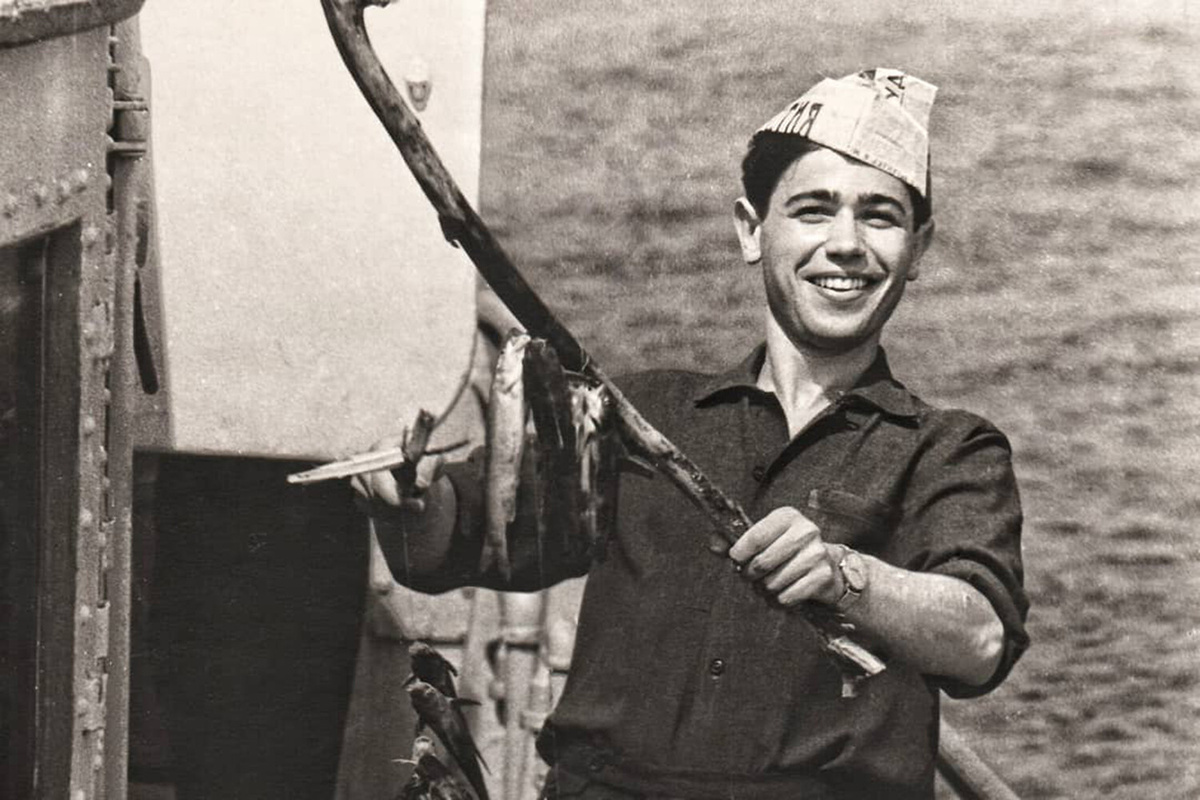 Юморист Евгений Петросян во время рыбалки на Сахалине, 1965 год ©petrosyanevgeny/Instagram 