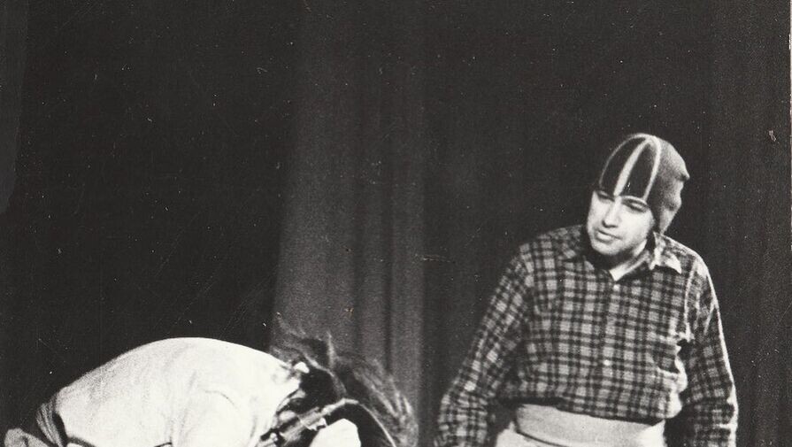 Юморист Евгений Петросян играет разбойника в спектакле "Новые приключения в стране Мульти-пульти" в Театре эстрады в Москве, 1975 год ©petrosyanevgeny/Instagram  📷