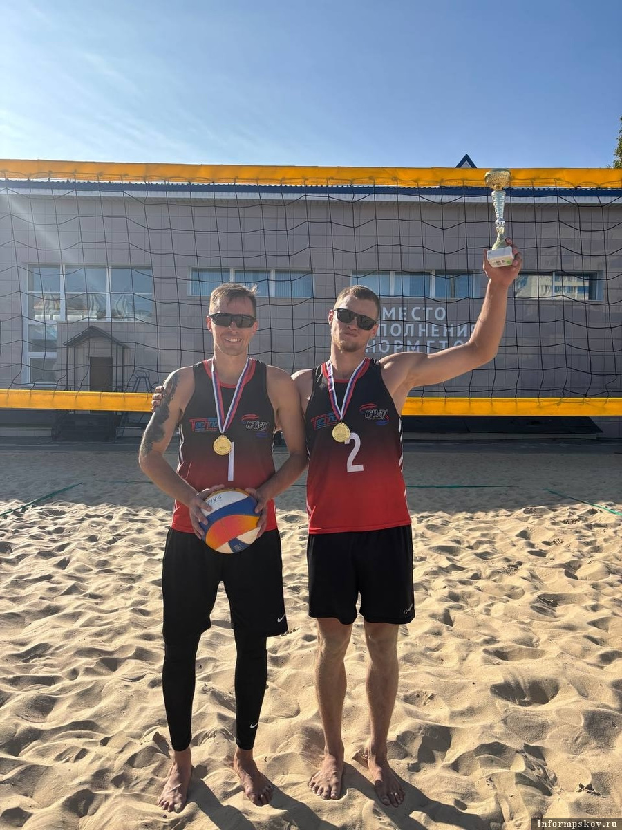 Победу одержали Александр Красовский и Виталий Смирнов. Фото здесь и далее из группы «Волейбол Великие Луки» в соцсети «ВКонтакте»