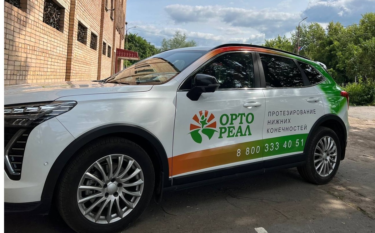 Корпоративные машины ОртоРеал оборудованы всем необходимым не только для эффективной работы протезиста, но и для того, чтобы при необходимости привезти пациентов ОртоРеал в офис, например, для занятий с реабилитологом в нашей школе Ходьбы.