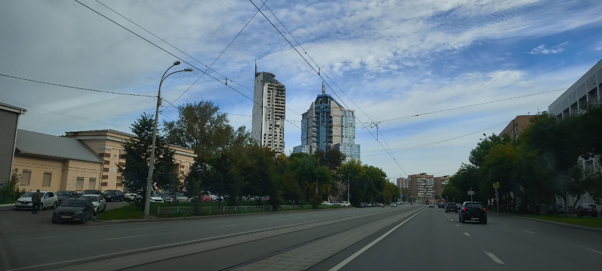 Эти 2 здания у ЖД вокзала.. Которое слева недострой... Грустно выглядит...