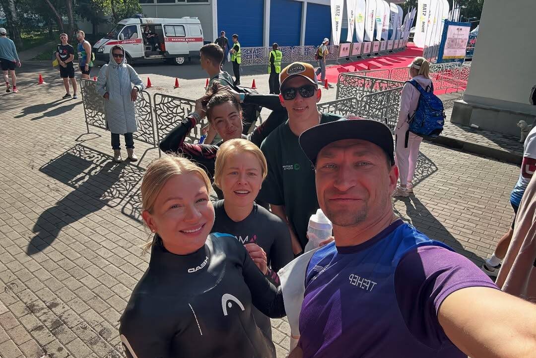 Анна Яковенко с тренером Александром Брюханковым на старте IRONSTAR Екатеринбург 2025г