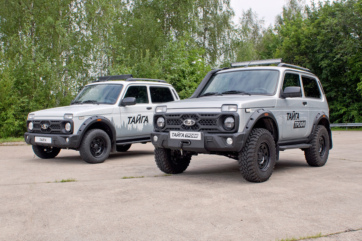 Слева — базовая Нива Тайга, справа — Нива Тайга Трофи. Весь пластиковый обвес Промтех изготавливает самостоятельно. Под «кожурой» бамперов установлены металлические балки