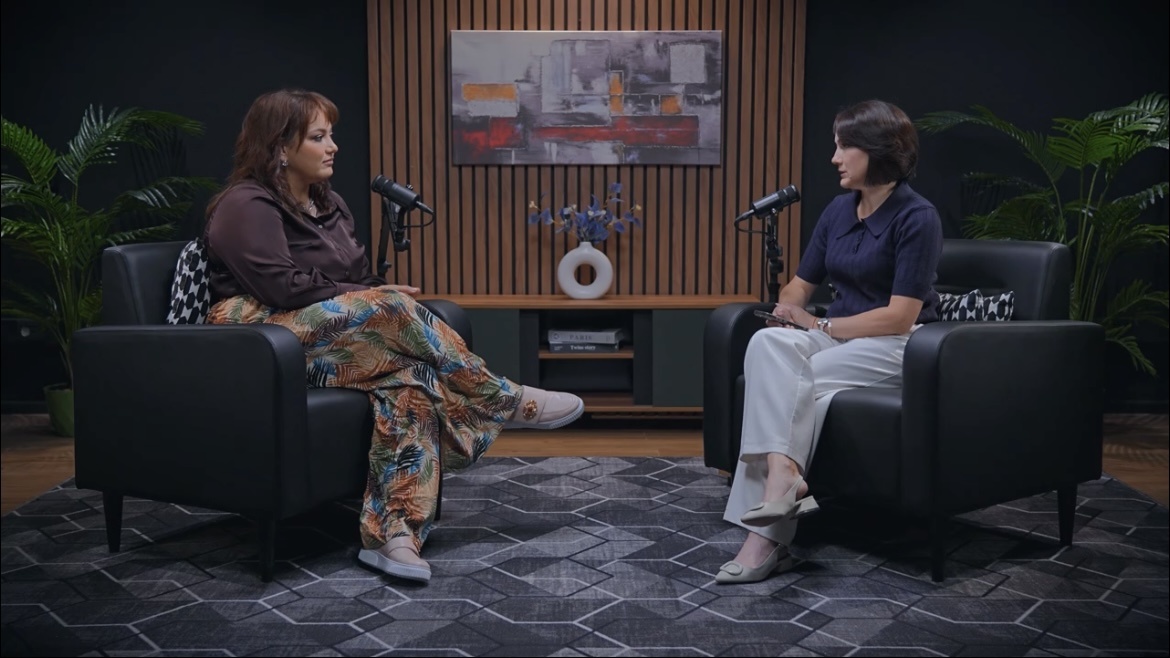 Кадр из подкаста "Взрослым пора повзрослеть" с Олесей Сайдерис и Кристиной Саламатовой. 